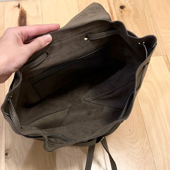 LIKE NEW Michael Kors Women’s Junie Medium Leather Flap Backpack - Picture 3 of 6